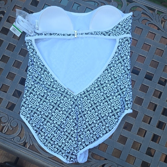 Laundry By Shelli Segal Geometric Black and White One Piece - Picture 3 of 4